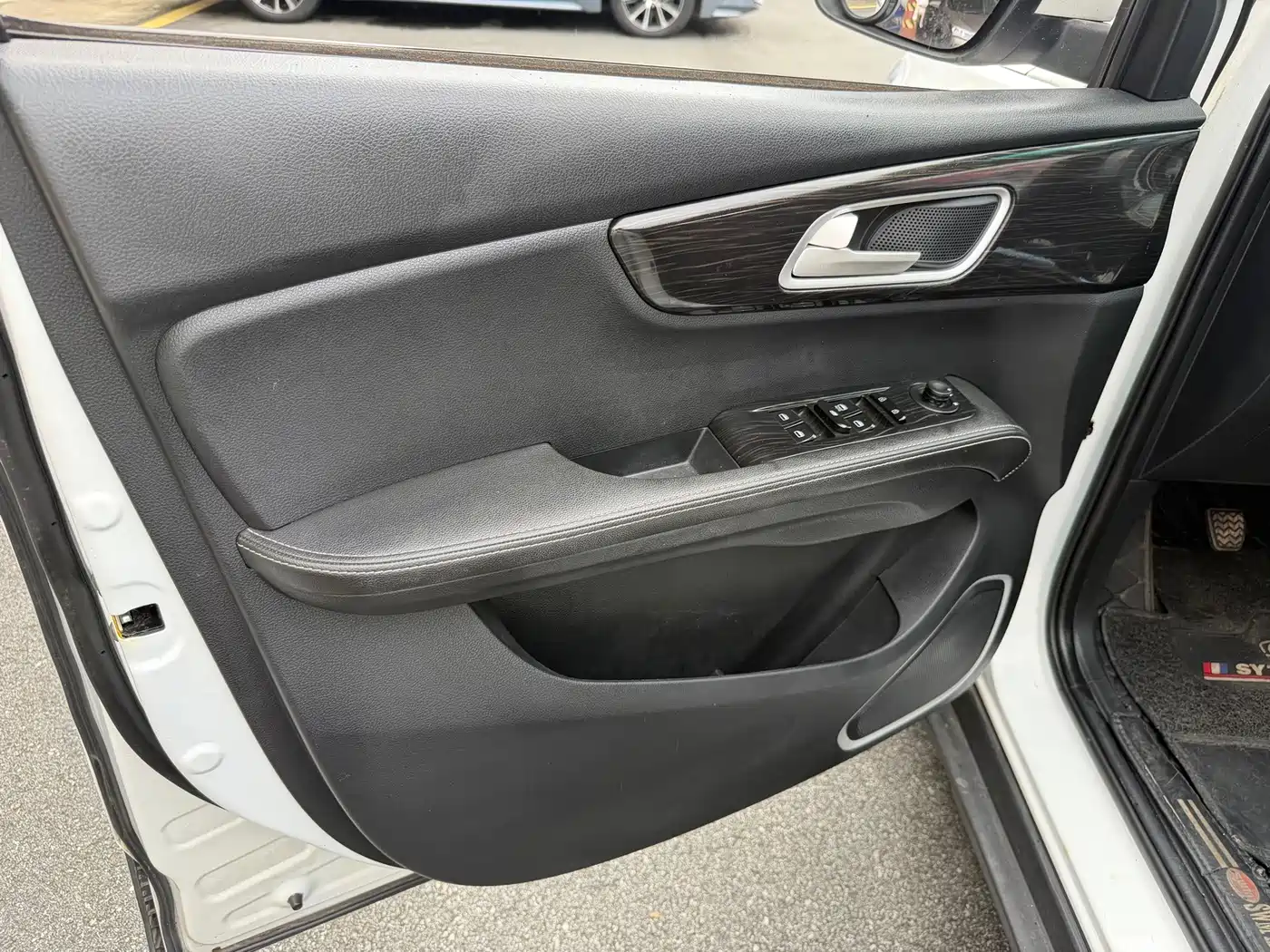 SWM Motor SWM X7 2019 2018 1.8L Manual Comfort 7-Seater