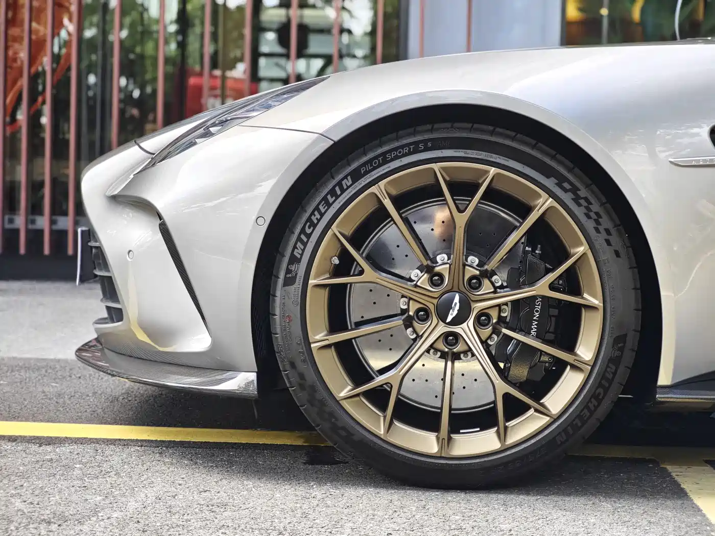 ASTON MARTIN V8 VANTAGE