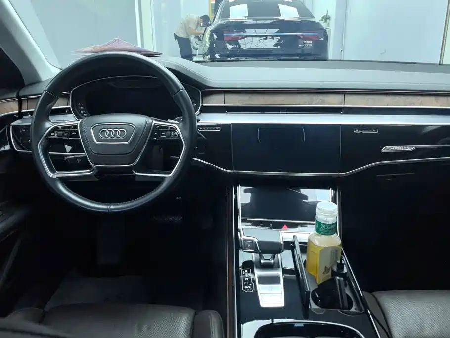 Photo 12 - Audi A8