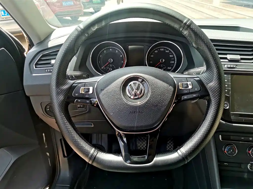Volkswagen Tiguan L 2017 330TSI Automatic 2WD Trend Edition фото 12