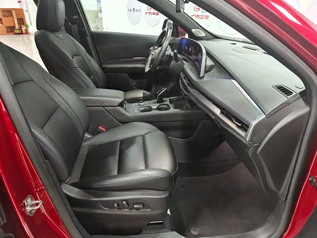 CADILLAC XT4