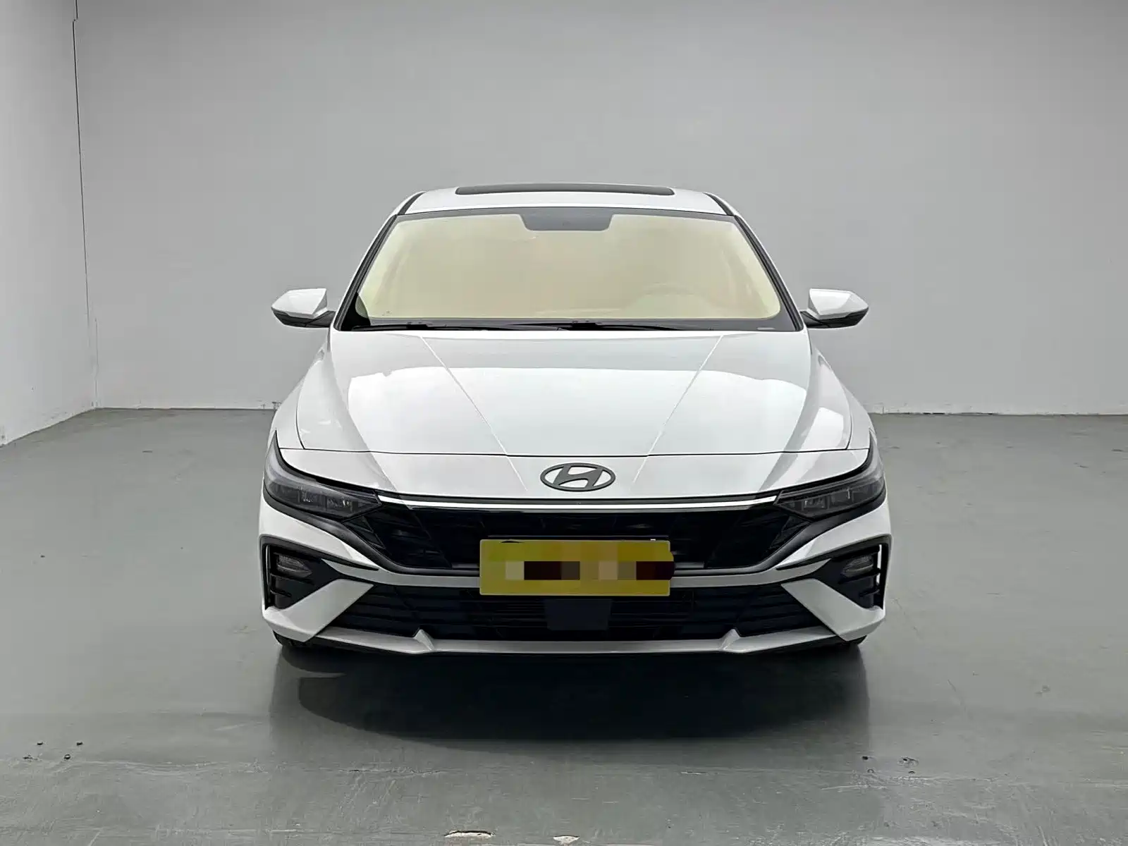 Photo 2 - Hyundai Elantra