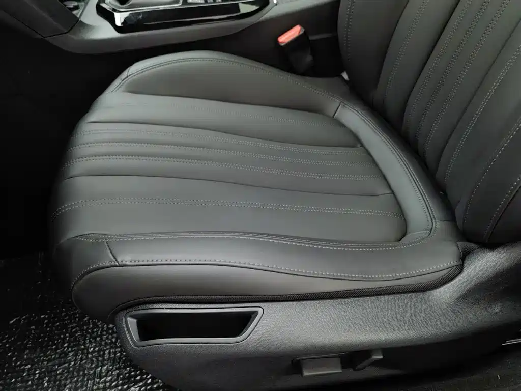 Peugeot 408 2022 1.6T Light Chaser Edition фото 20