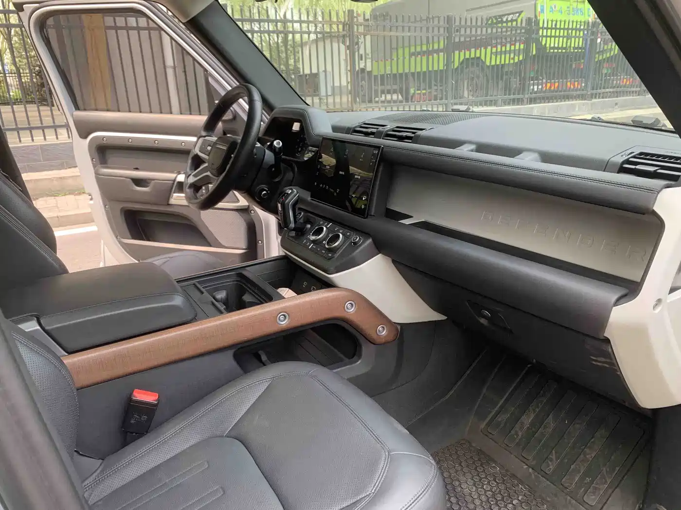 Land Rover Defender 2022 110 P400 Dark Special Edition фото 17