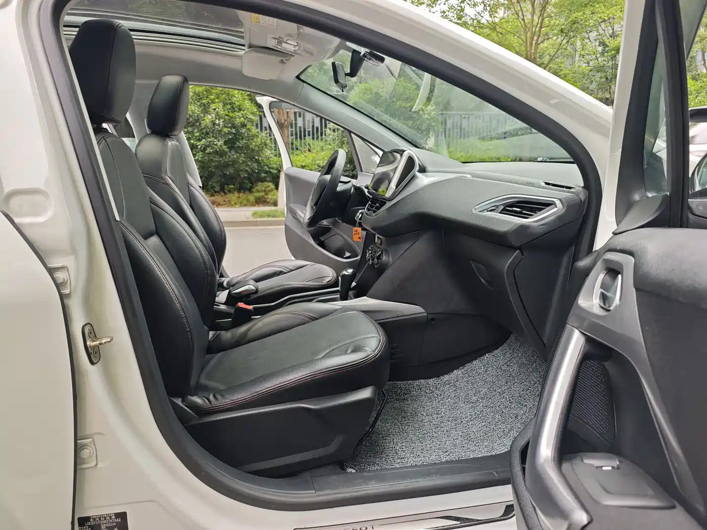 Peugeot 2008 2015 1.6L Automatic Cool Edition фото 15