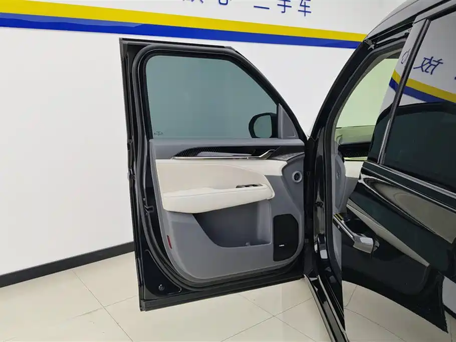 ZEEKR 009 2025 2024 6-seat Executive AWD 108kWh