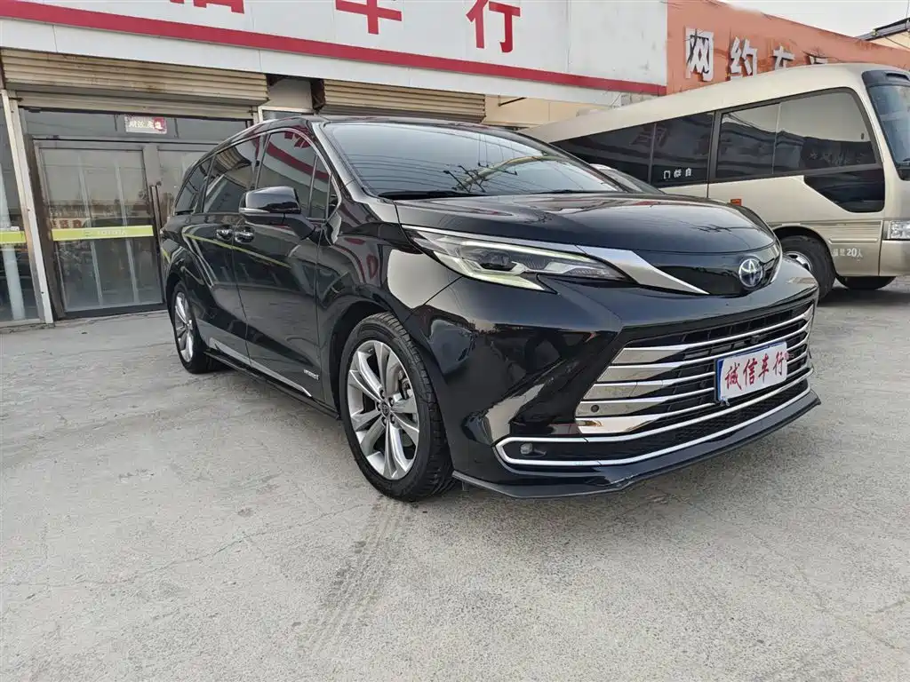 Toyota Sienna 2023 2.5L Hybrid Premium Edition фото 3