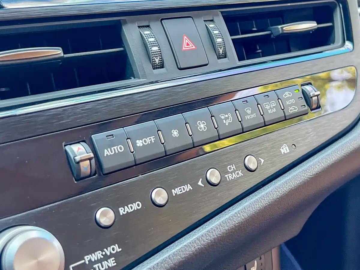 Lexus ES 2022 200 Excellence Edition фото 9