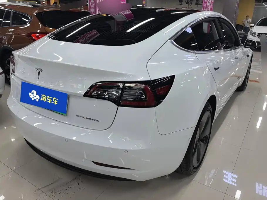 Фото 3 - Tesla Model 3