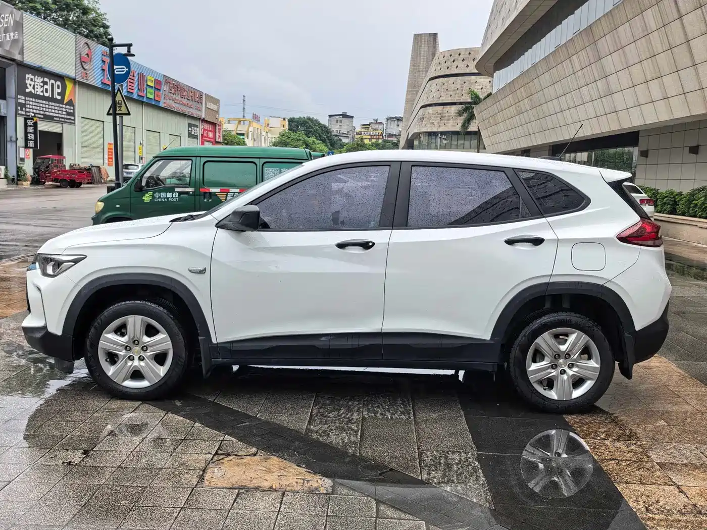 Photo 3 - Chevrolet Trax