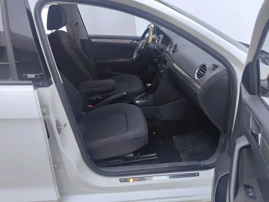 Photo 8 - Volkswagen Jetta