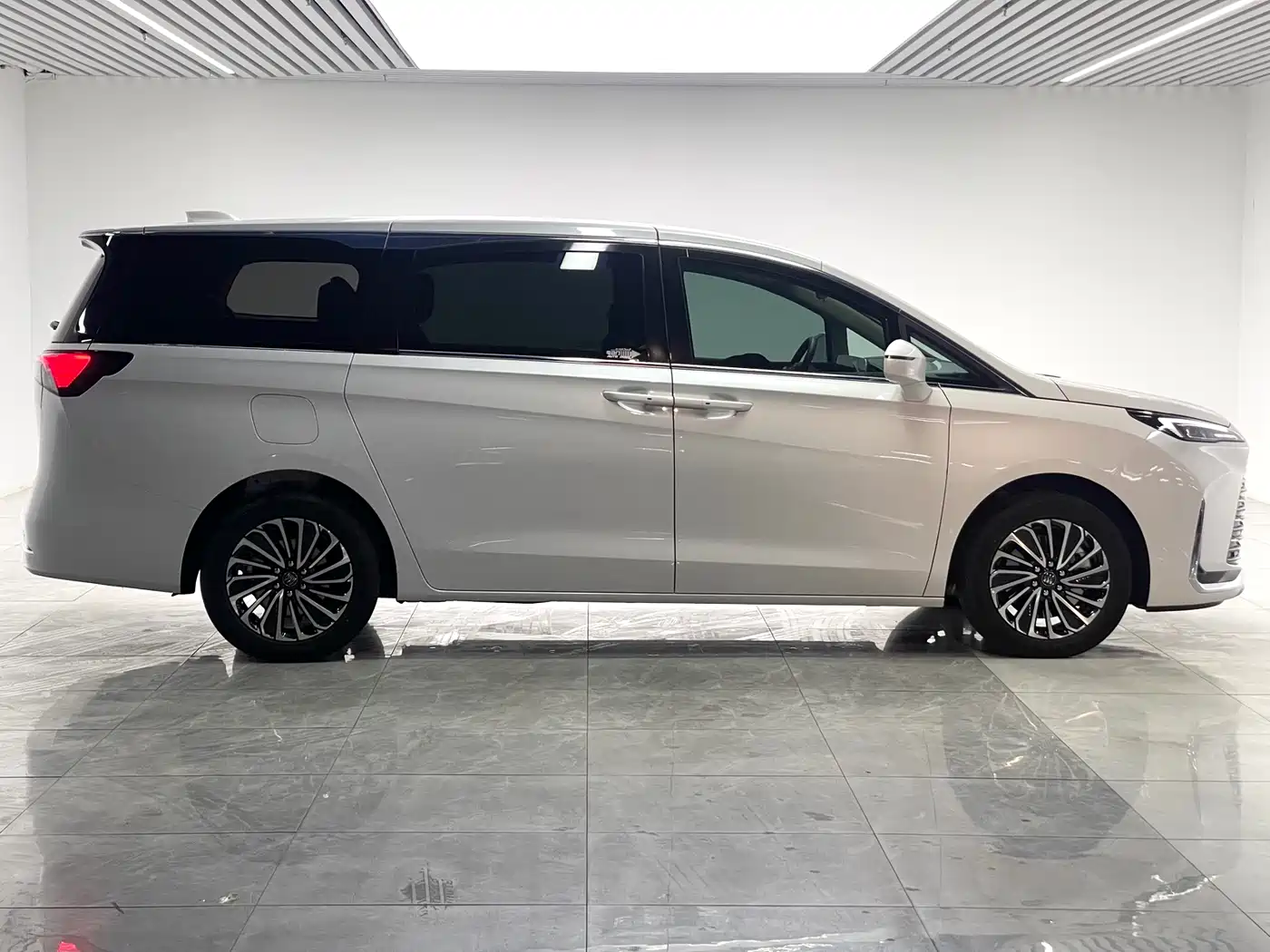 Buick GL8 New Energy 2025 Landprestige First Edition 7-Seater фото 8