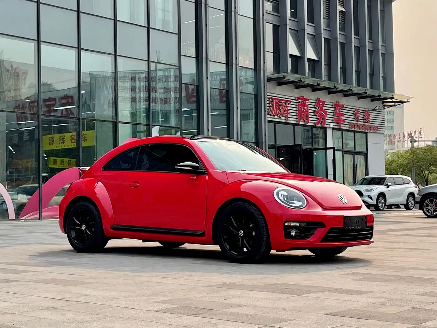 Volkswagen Beetle 2018 180TSI Trend Joy Edition фото 3
