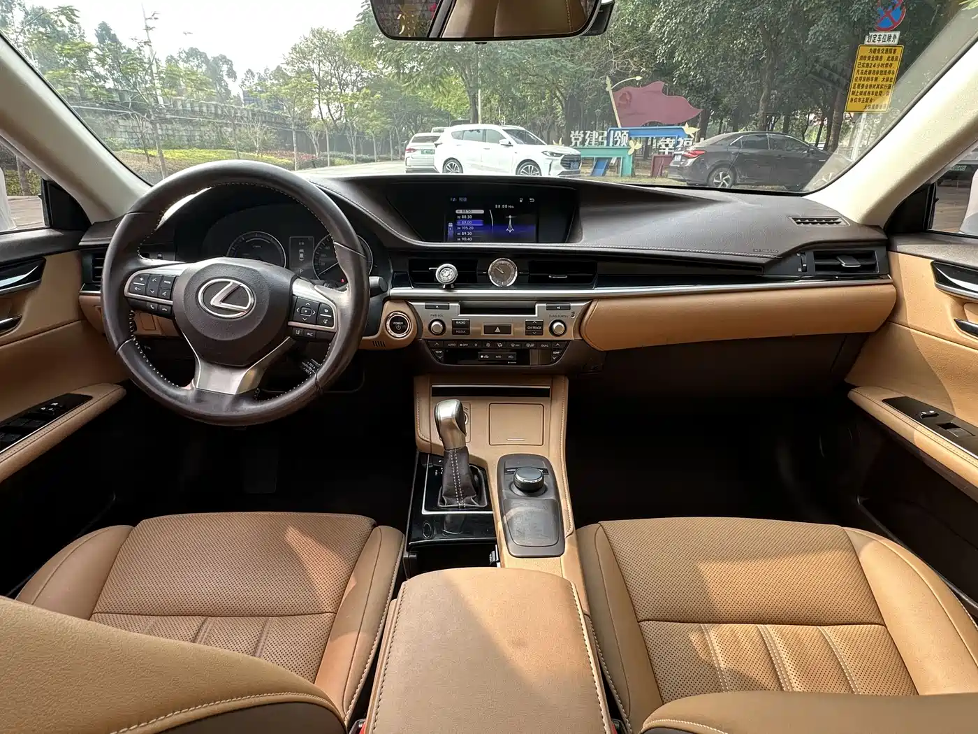 Lexus ES 2015 300h Comfort Edition фото 11