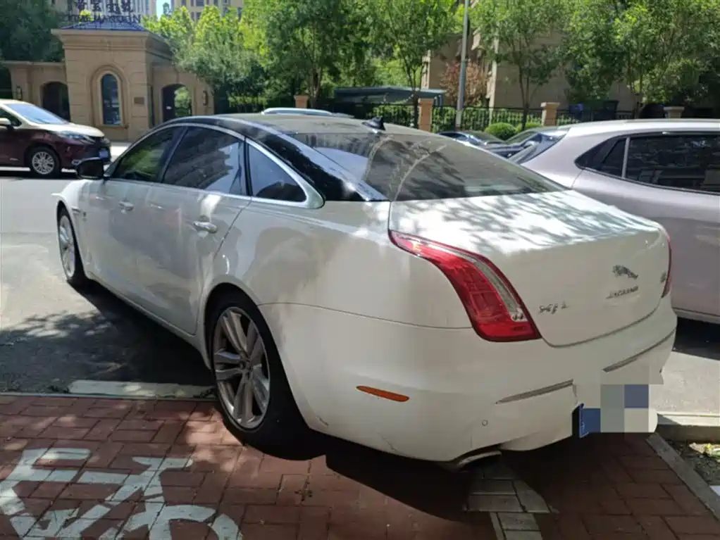 Photo 6 - Jaguar XJ