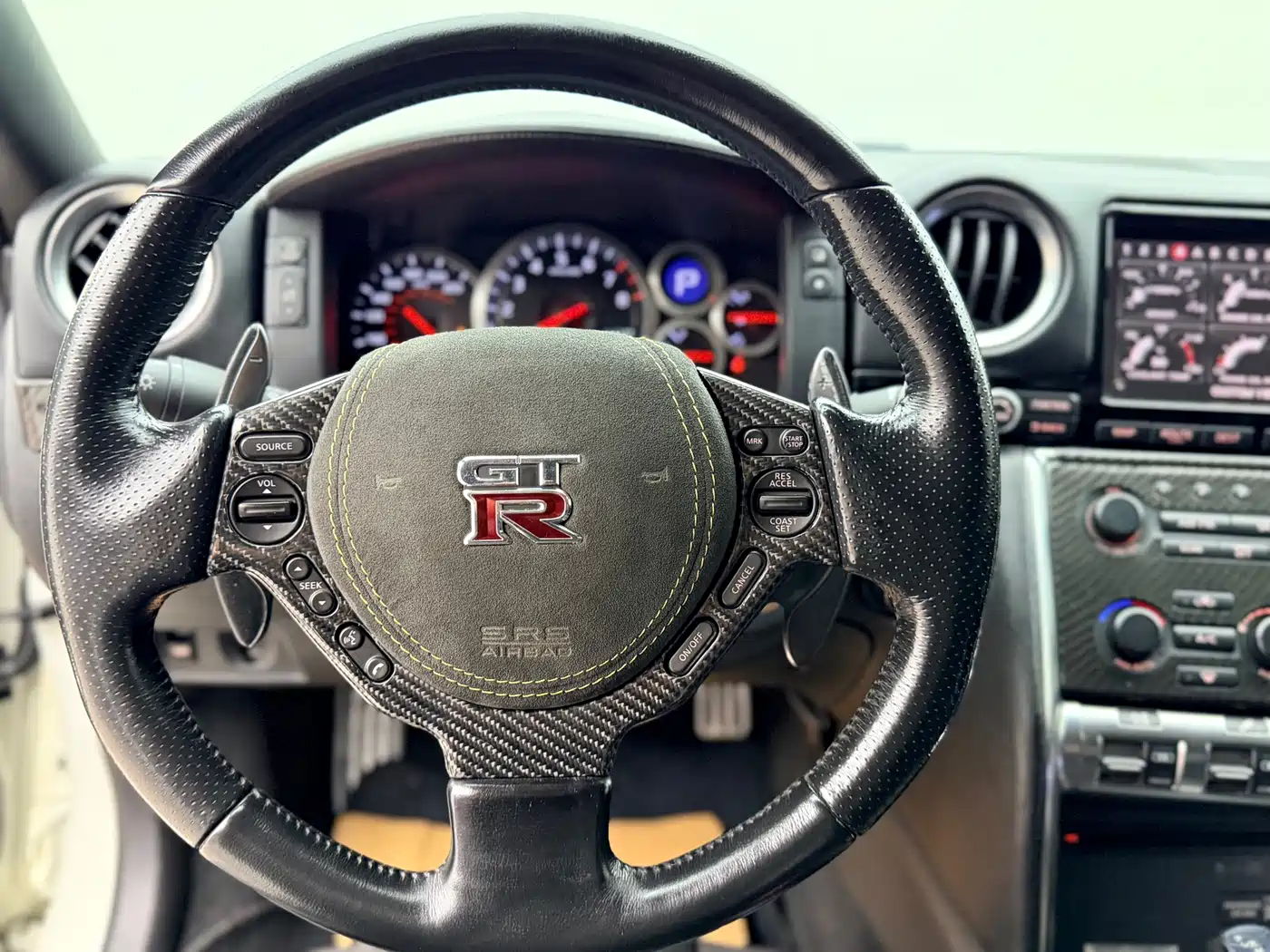 Nissan GT-R фото 8