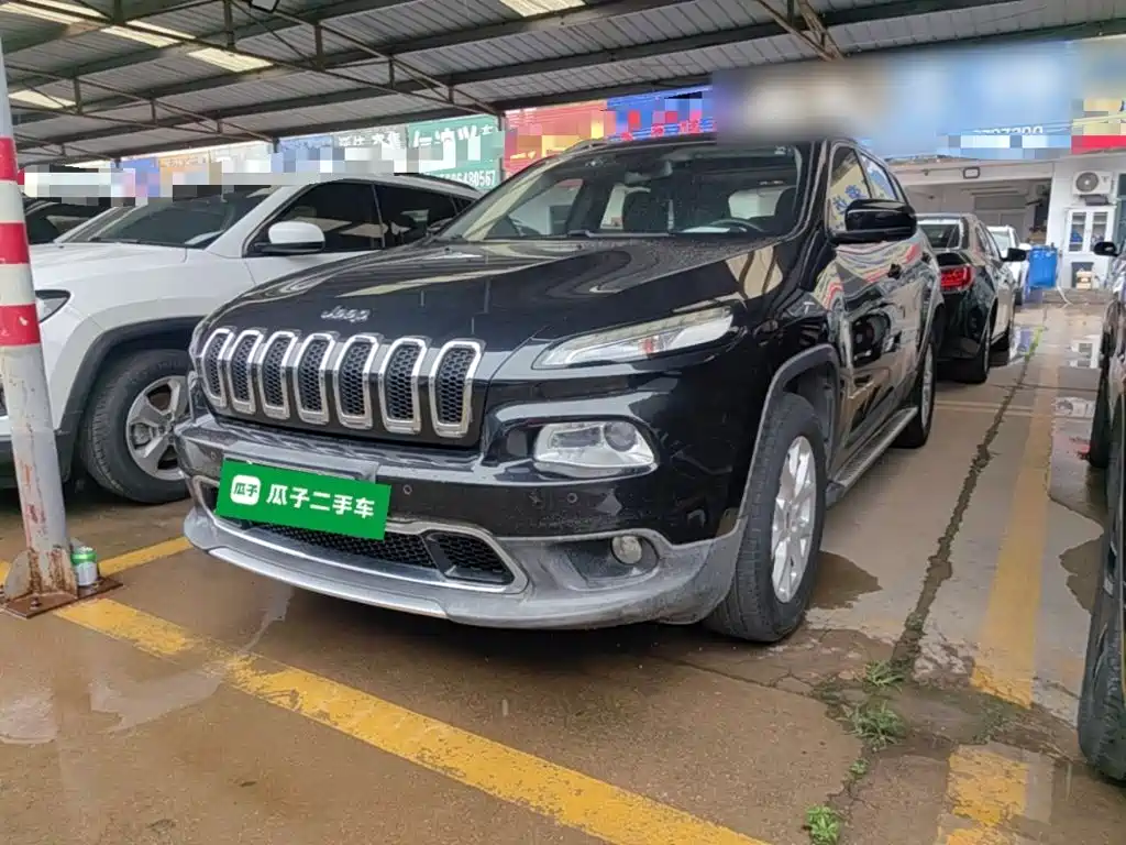 Фото 1 - Jeep Cherokee