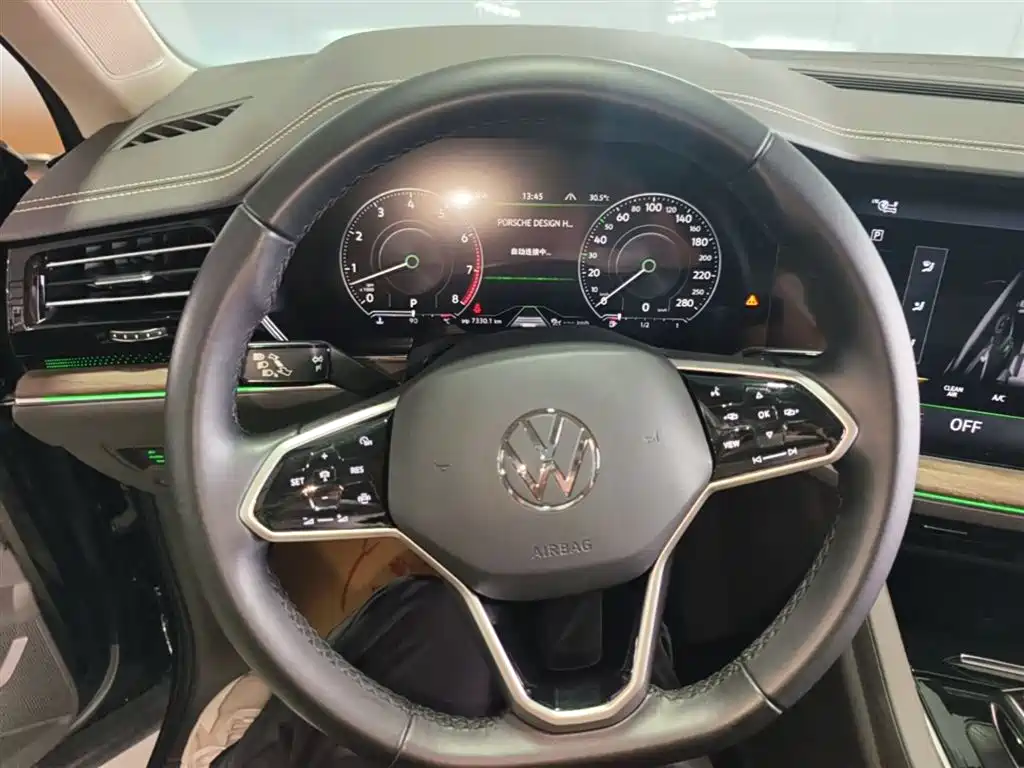 VOLKSWAGEN TOUAREG