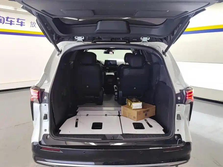 Toyota Sienna 2023 2.5L Hybrid Premium Edition фото 4