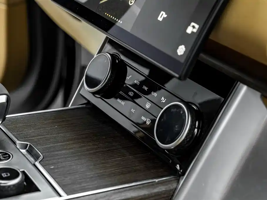 Land Rover Range Rover 2023 3.0 L6 360PS Golden Age Edition фото 11