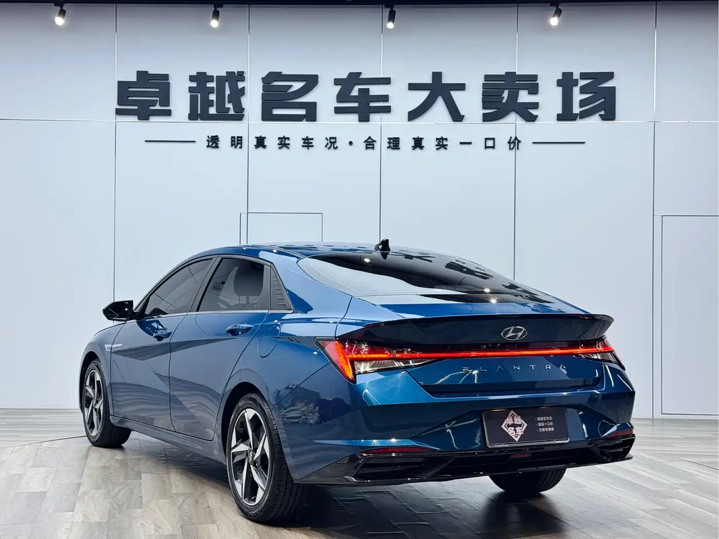 Hyundai Elantra 2021 1.5L CVT LUX Premium Edition фото 5
