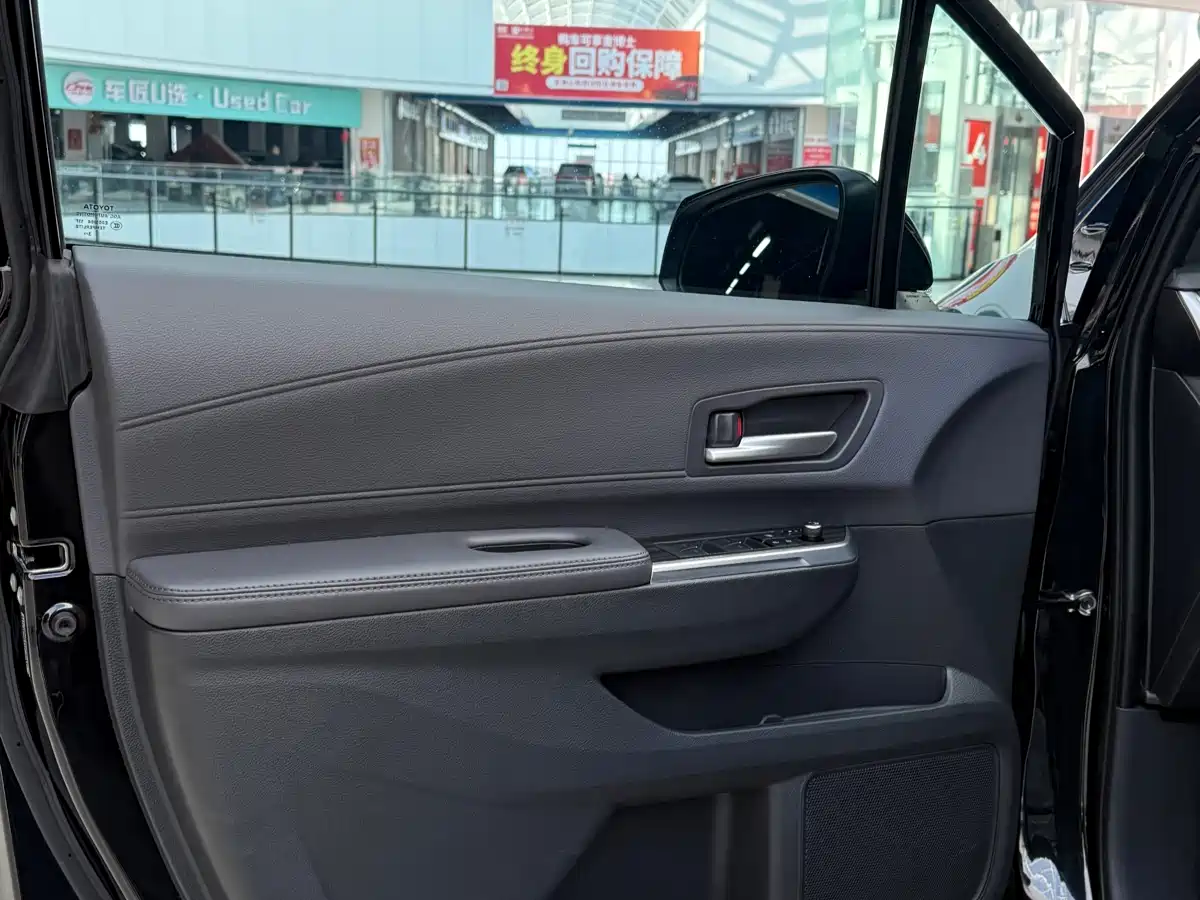 Toyota Sienna 2023 2.5L Hybrid Premium Edition фото 12