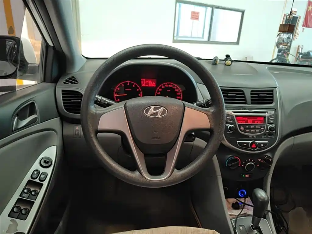 Hyundai Verna 2014 1.4L Automatic Smart GLS фото 11