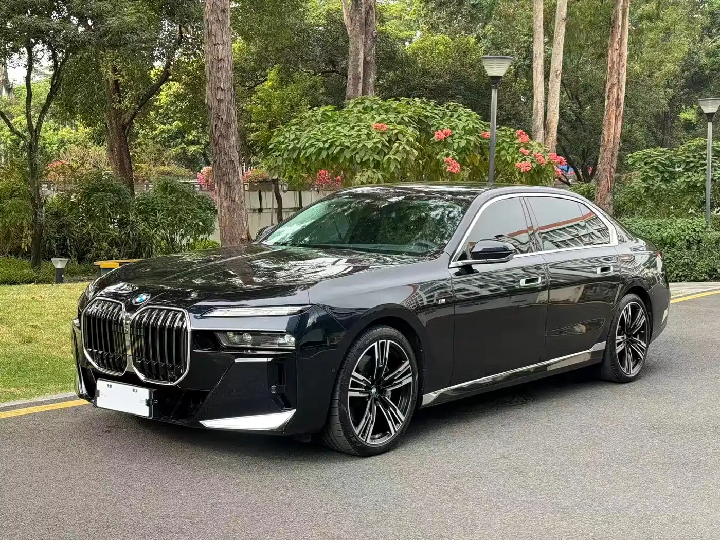 BMW 7 Series 2023 Model 740Li Leading M Sport Package фото 2