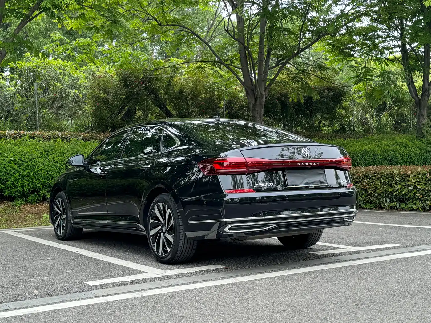 Volkswagen Passat 2022 330TSI Starlight Luxury Edition фото 21