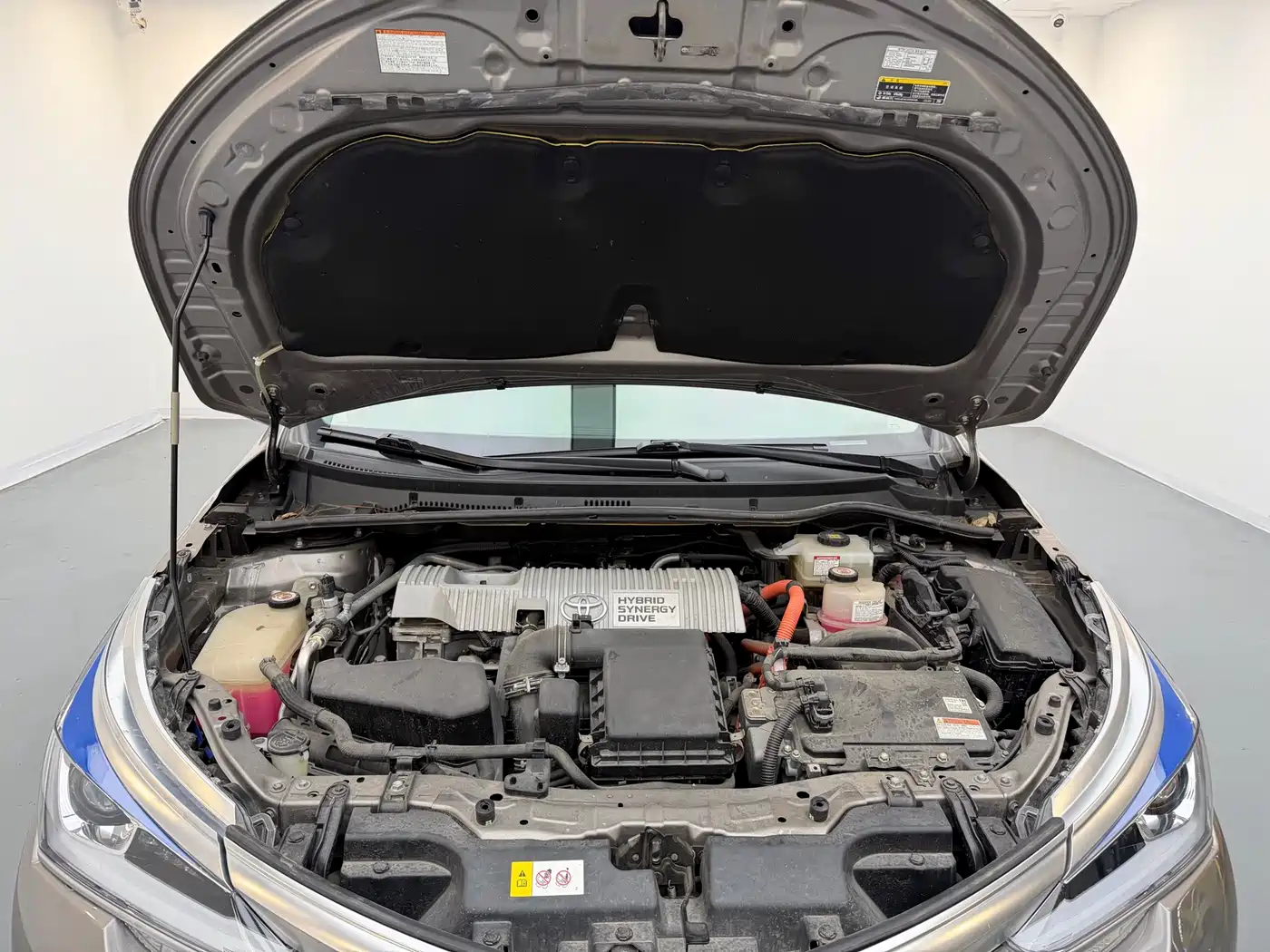 Toyota Corolla 2016 Dual Hybrid 1.8L E-CVT Elite Edition фото 14