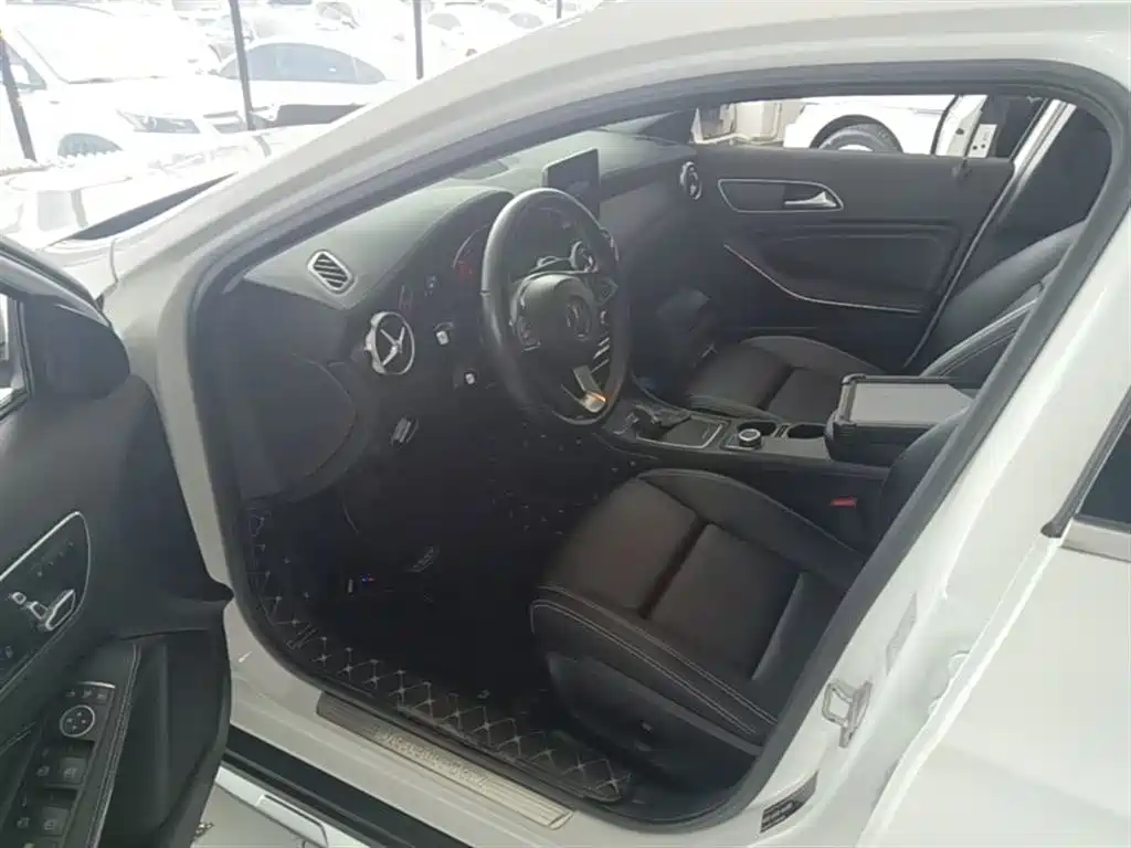 Mercedes-Benz GLA 2017 GLA 220 4MATIC Fashion фото 15