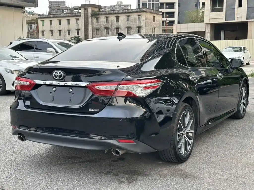 Фото 4 - Toyota Camry
