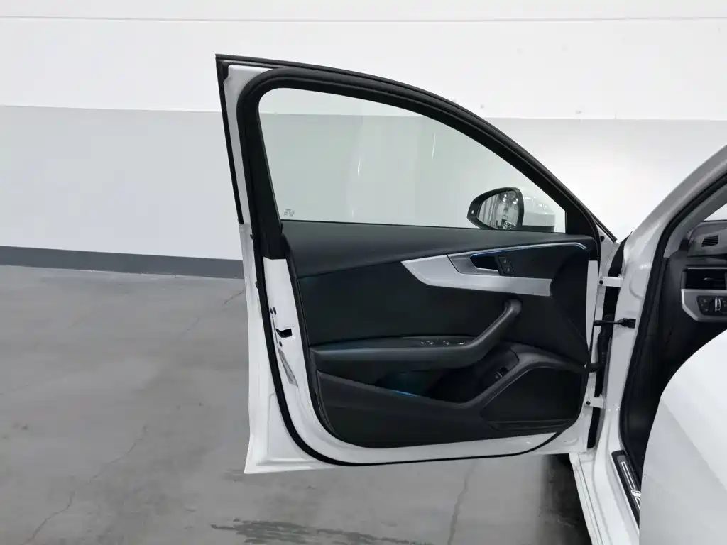 Фото 8 - Audi A4L