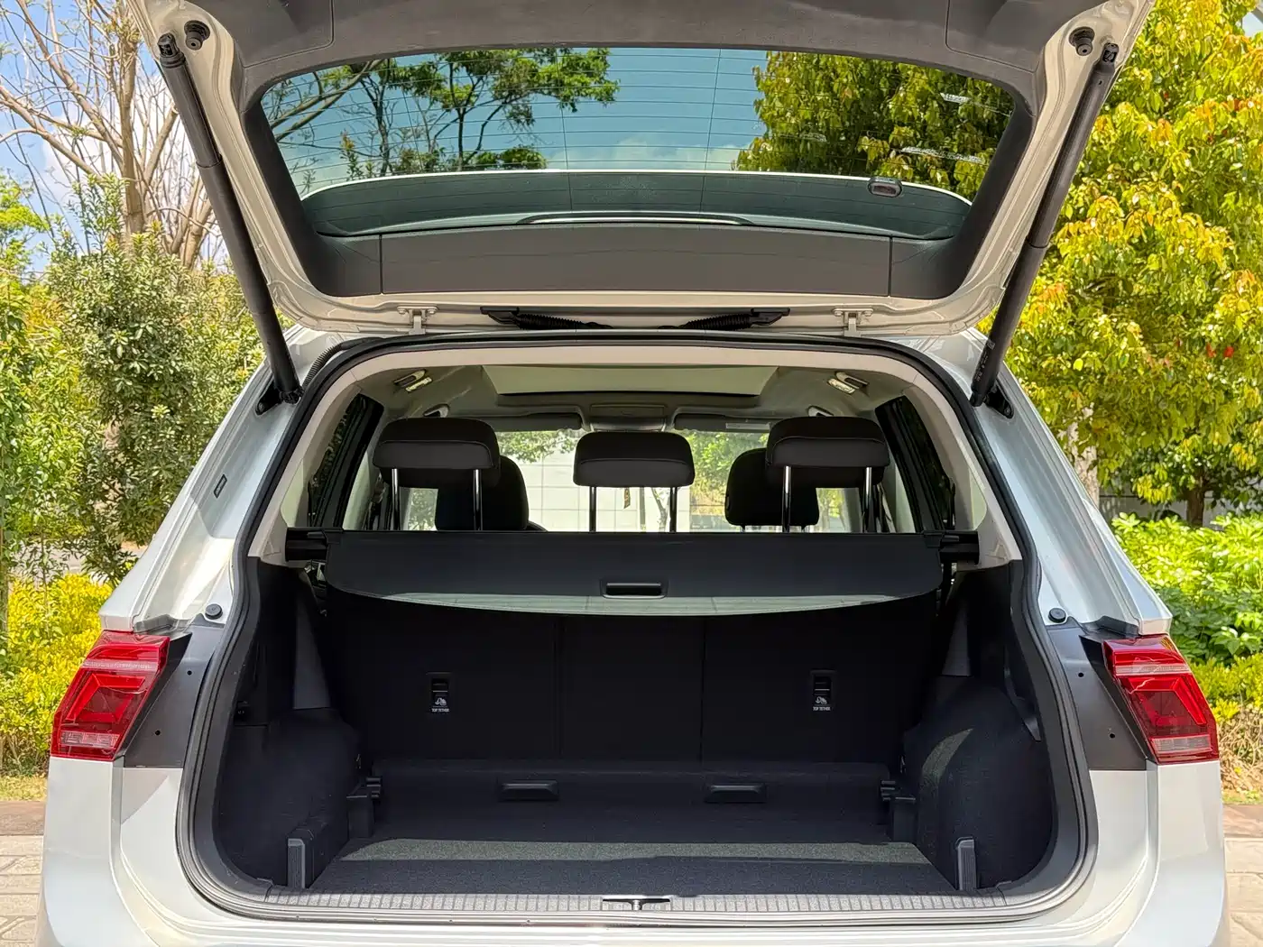 Volkswagen Tiguan L 2023 Facelift 330TSI Auto FWD R-Line Premium фото 9