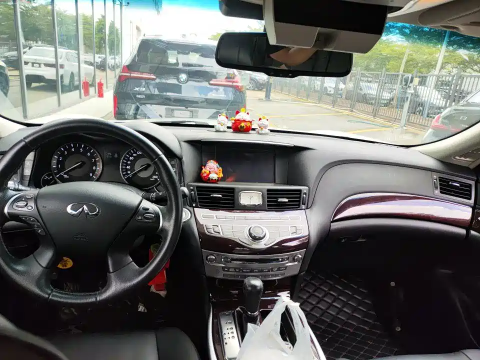 Photo 8 - Infiniti Q70