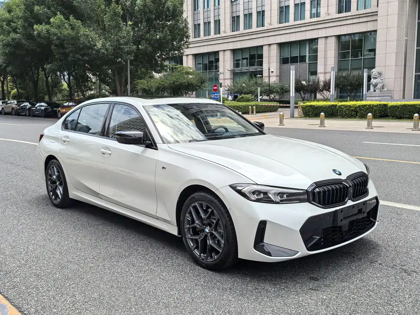 BMW 3 Series 2026 2026 330Li M Sport Shadowline Package