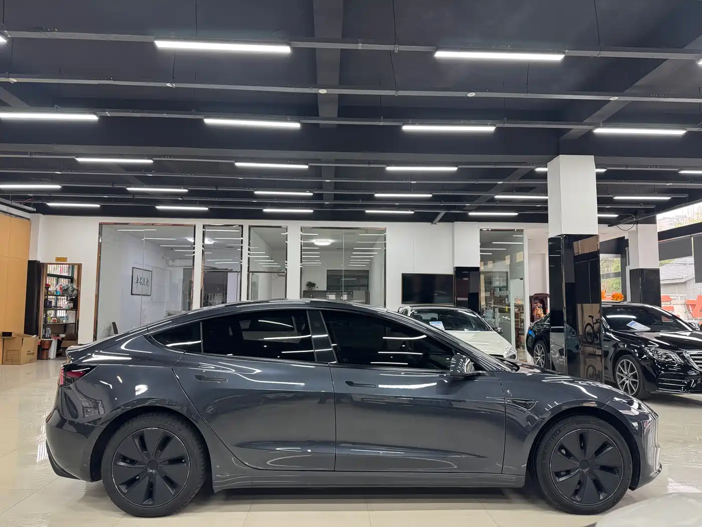 TESLA MODEL 3