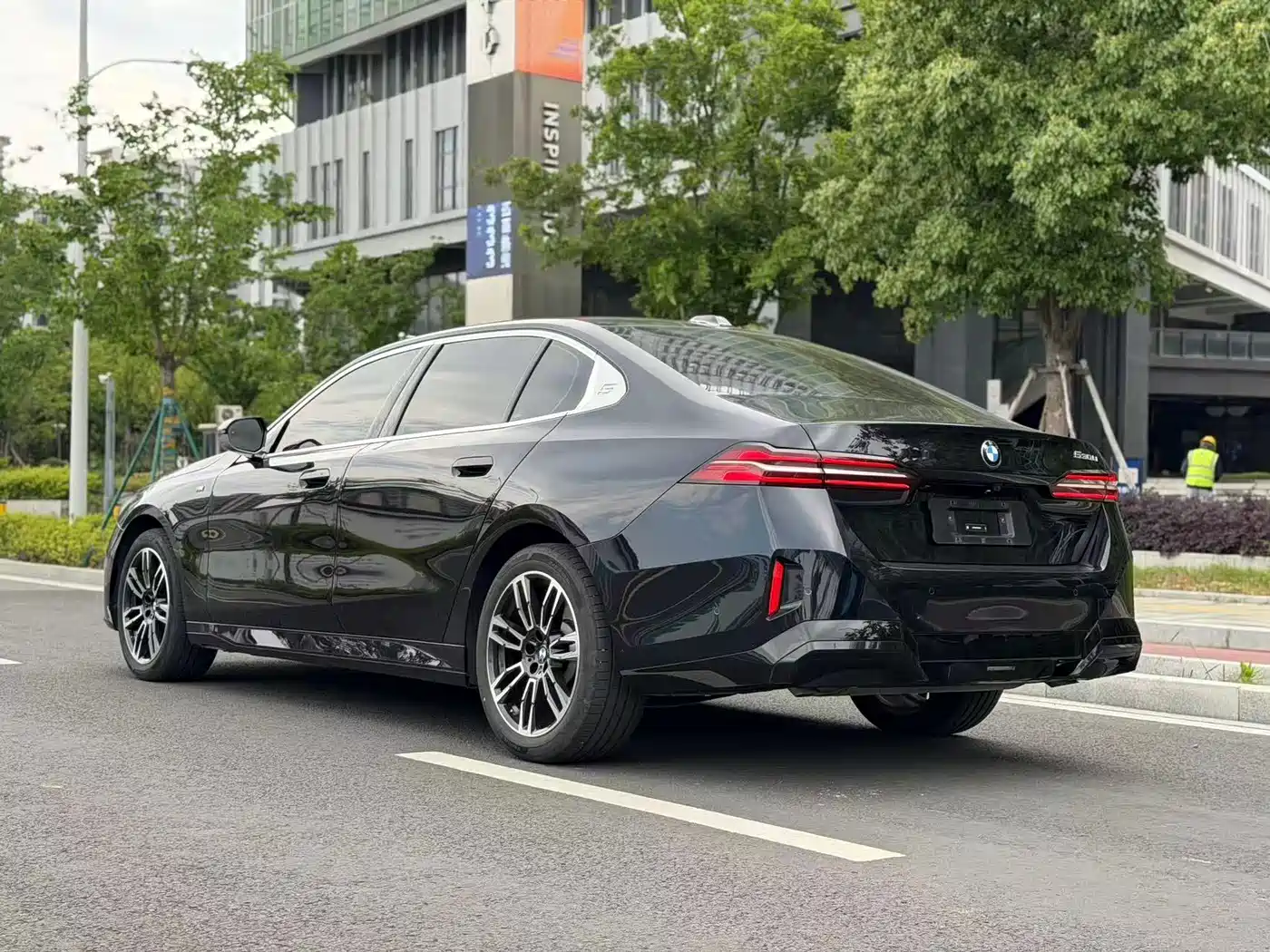 BMW 5 Series 2024 530Li Leading M Sport Package фото 9