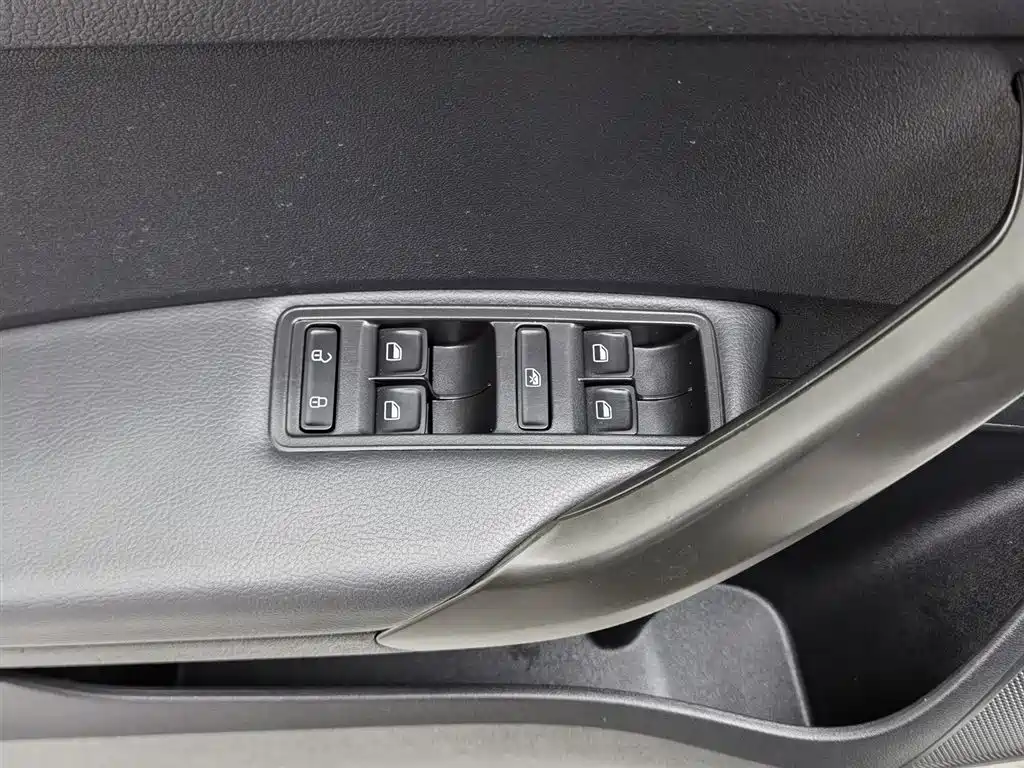 Škoda Skoda Rapid Spaceback 2016 Facelift 1.6L Manual Innovation Edition фото 9