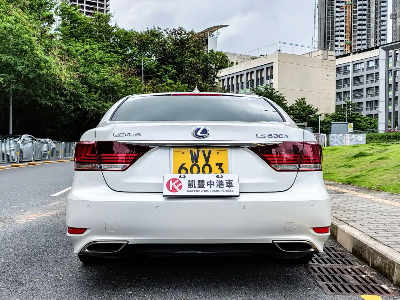 Lexus LS 2016 600hL фото 13