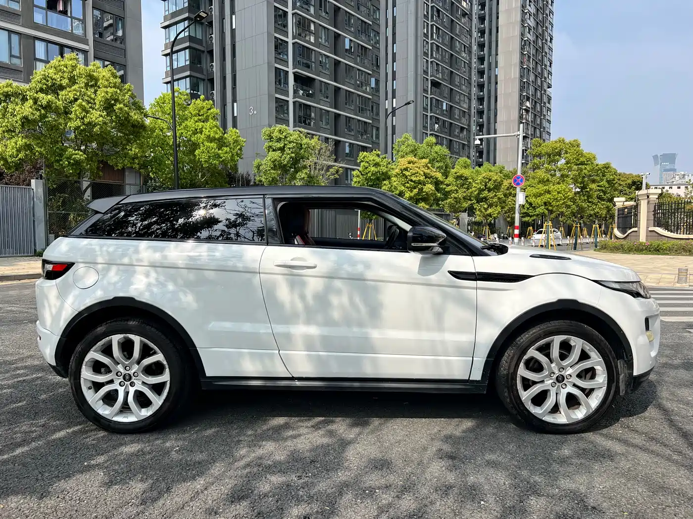Land Rover Range Rover Evoque (Import) 2013 2.0T 3-door Dynamic Edition фото 4
