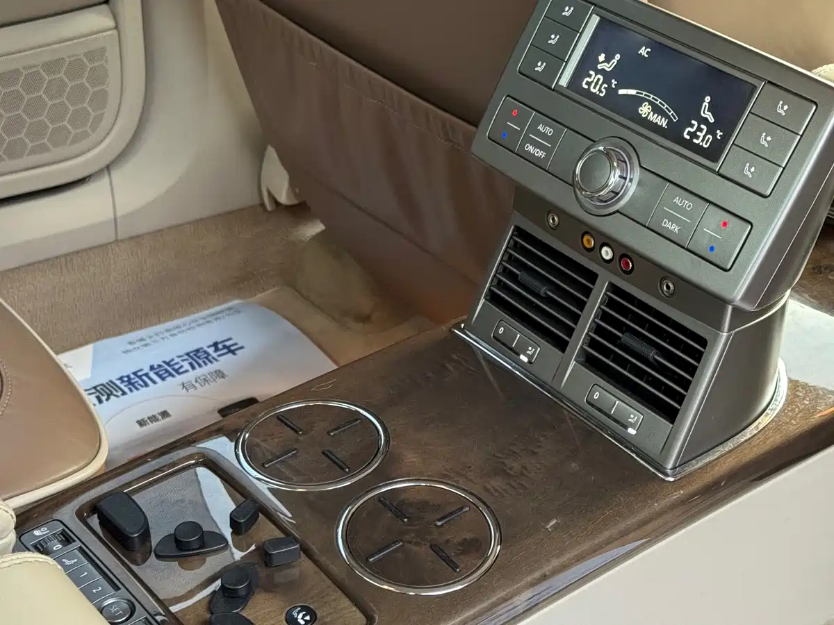 Volkswagen Phaeton 2013 4.2L Poltrona Frau Edition фото 13