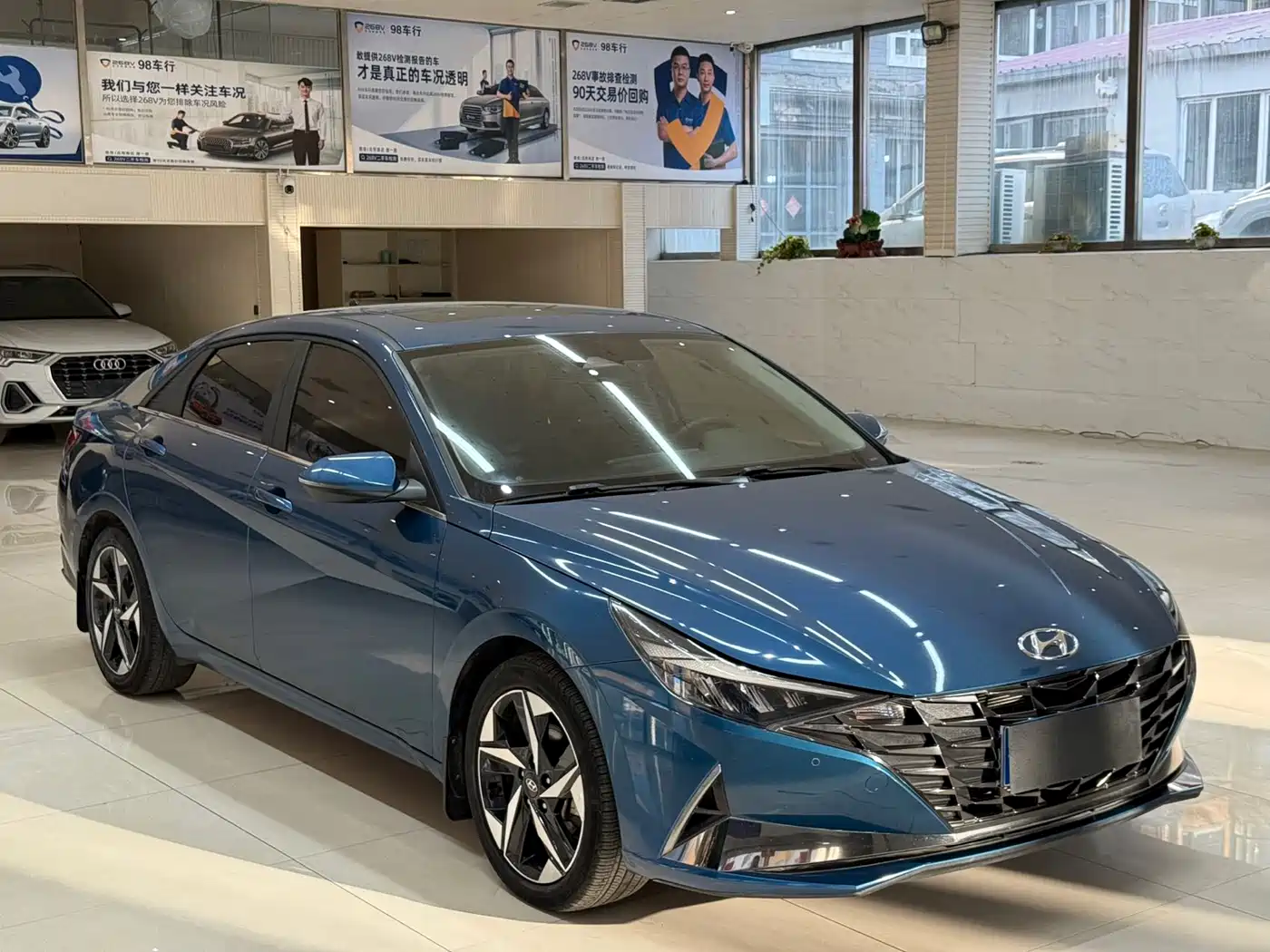 Hyundai Elantra 2022 1.5L CVT LUX Premium Edition фото 3