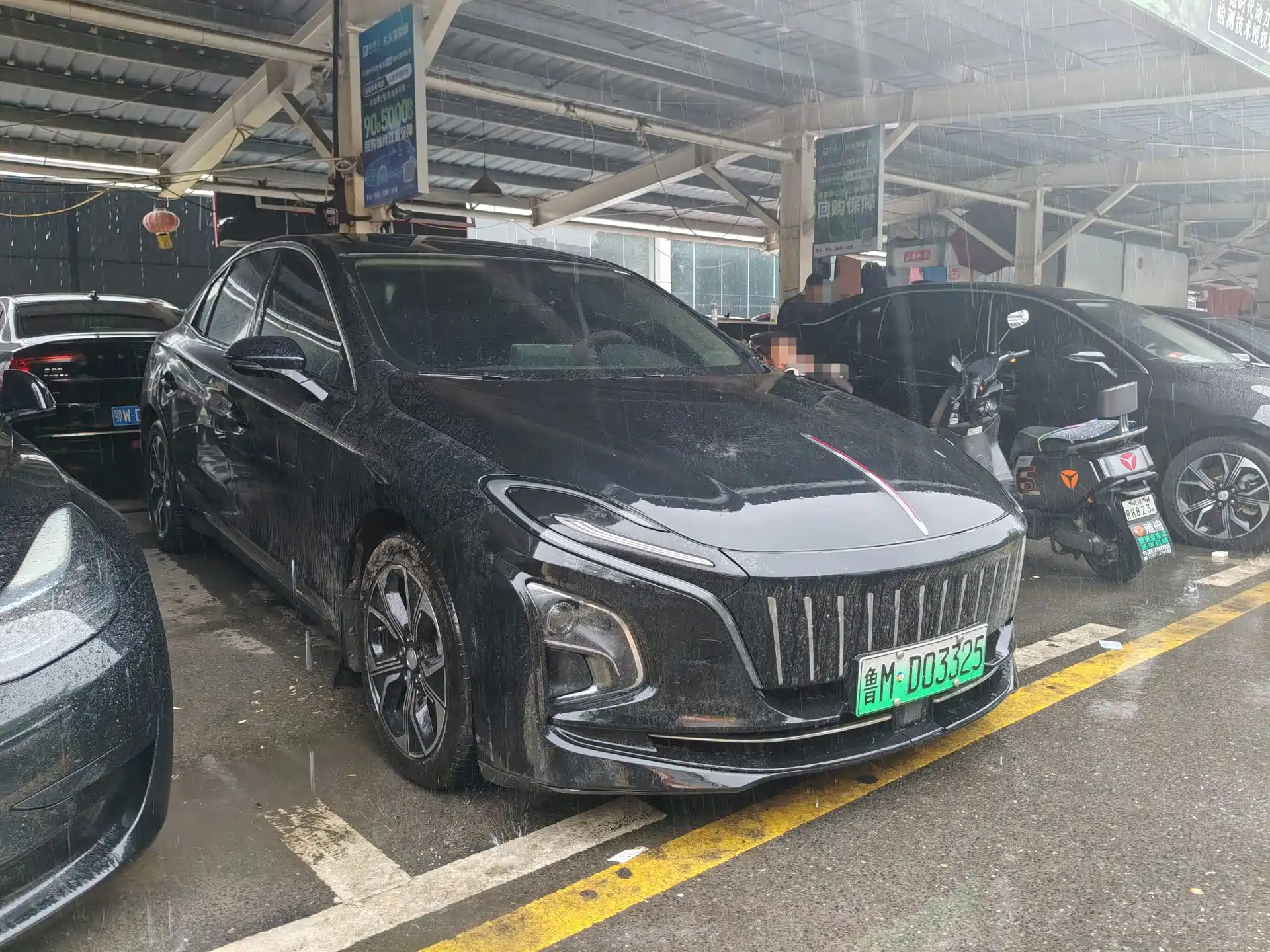 Photo 3 - Hongqi E-QM5