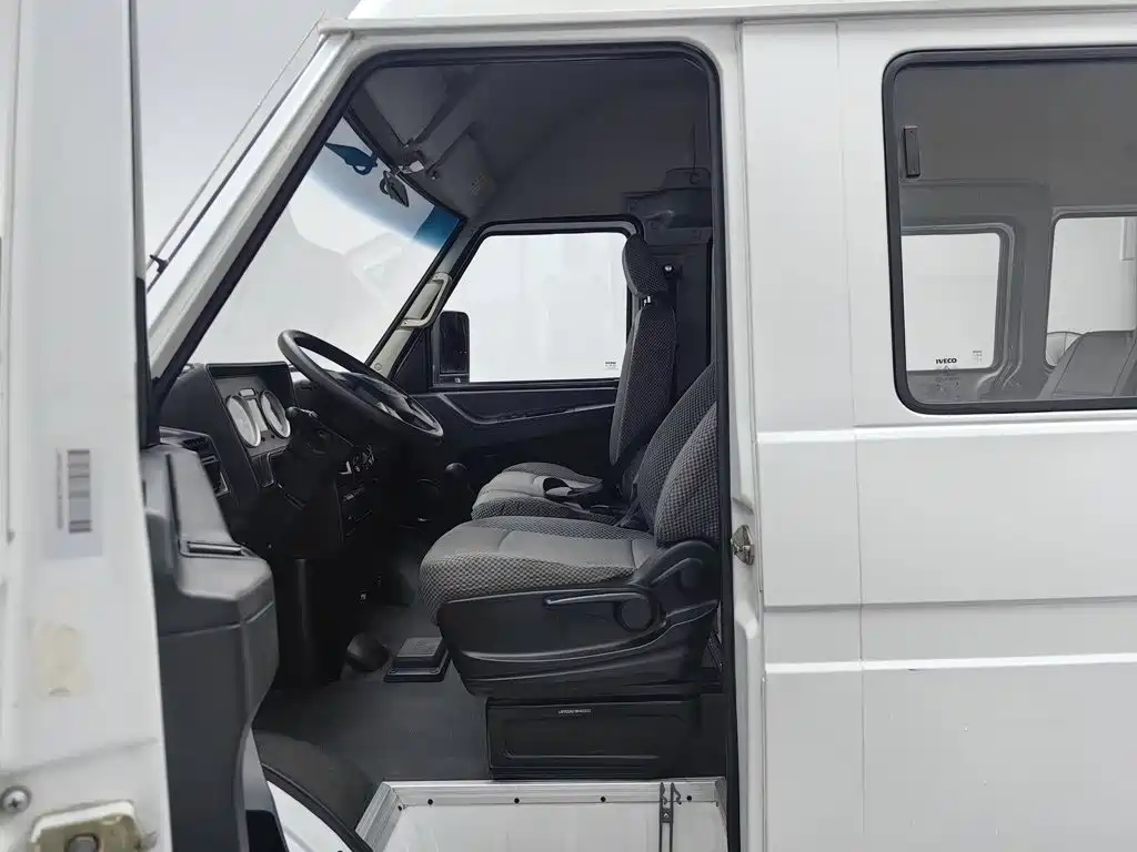 Iveco Daily 2021 2021 Model 2.5T A35 M1 Passenger Vehicle 5-9 Seats Short Wheelbase Medium Roof Dual Tires Sliding Door