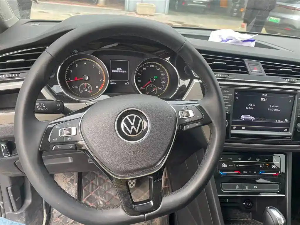 VOLKSWAGEN TOURAN
