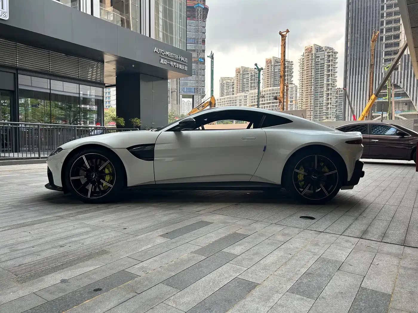 ASTON MARTIN V8 VANTAGE