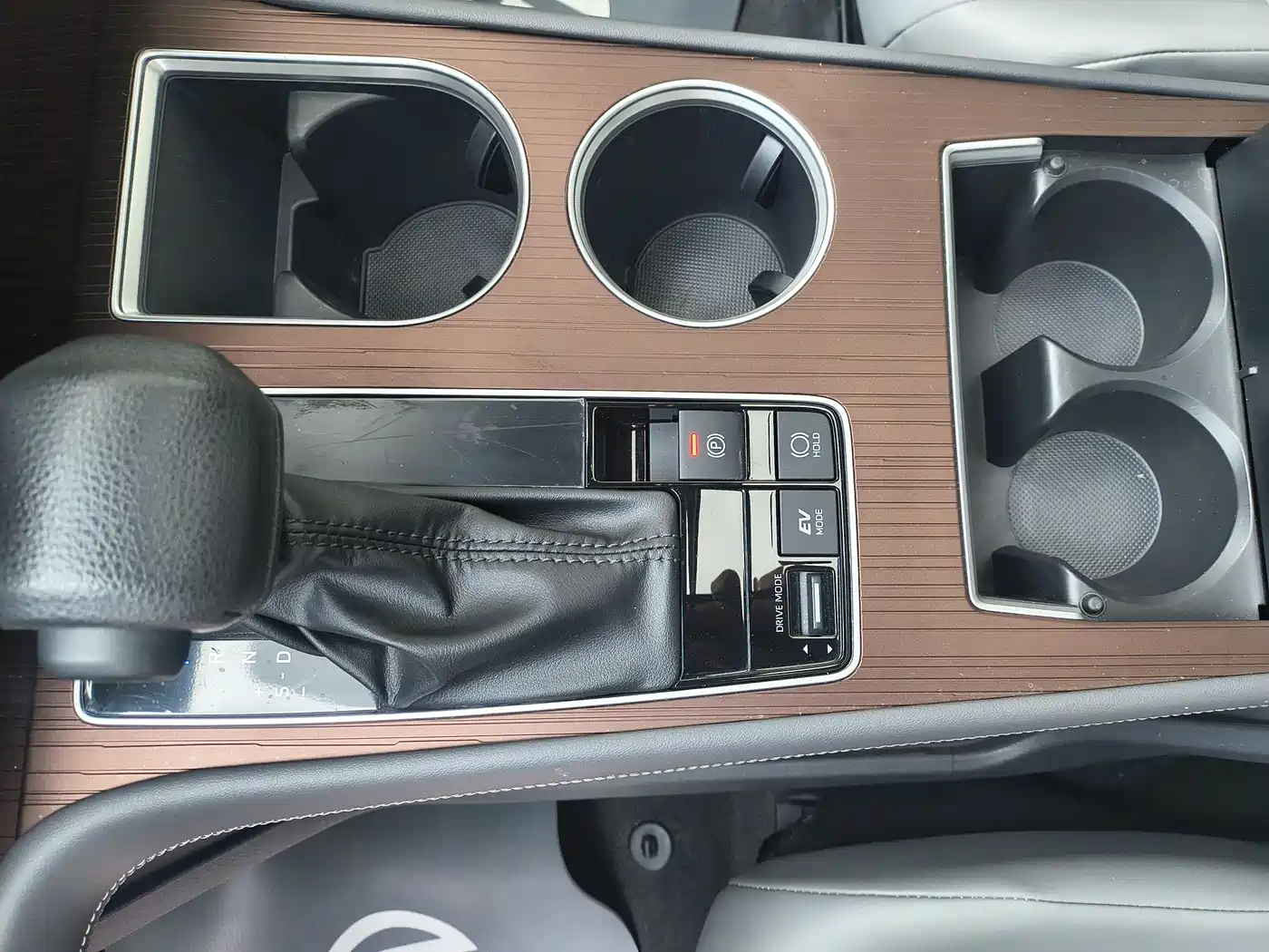 Toyota Granvia 2024 2.5L Hybrid Comfort фото 12