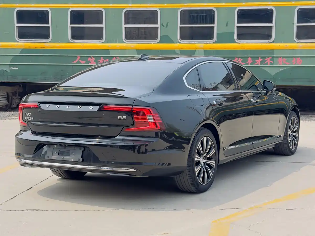 VOLVO S90