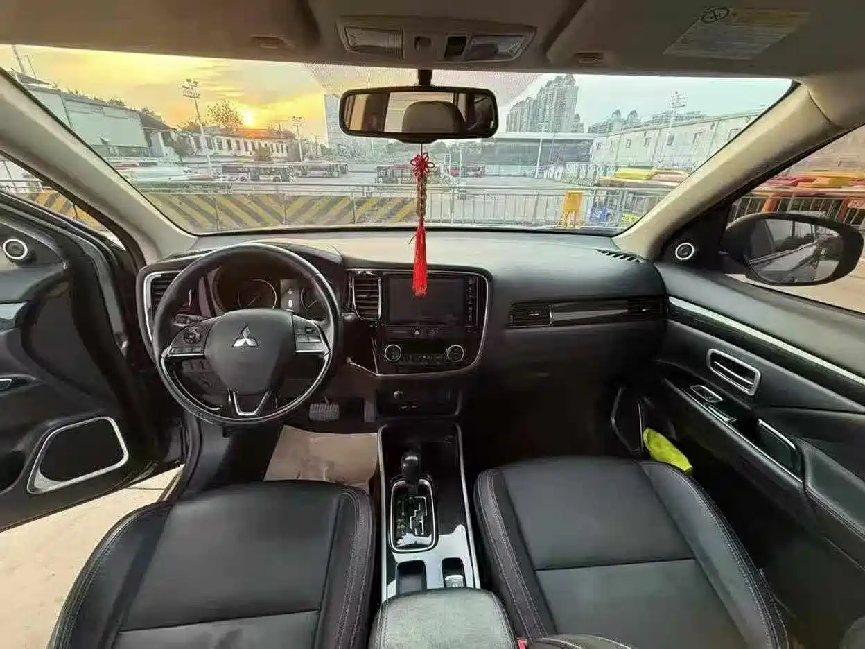 Фото 8 - Mitsubishi Outlander